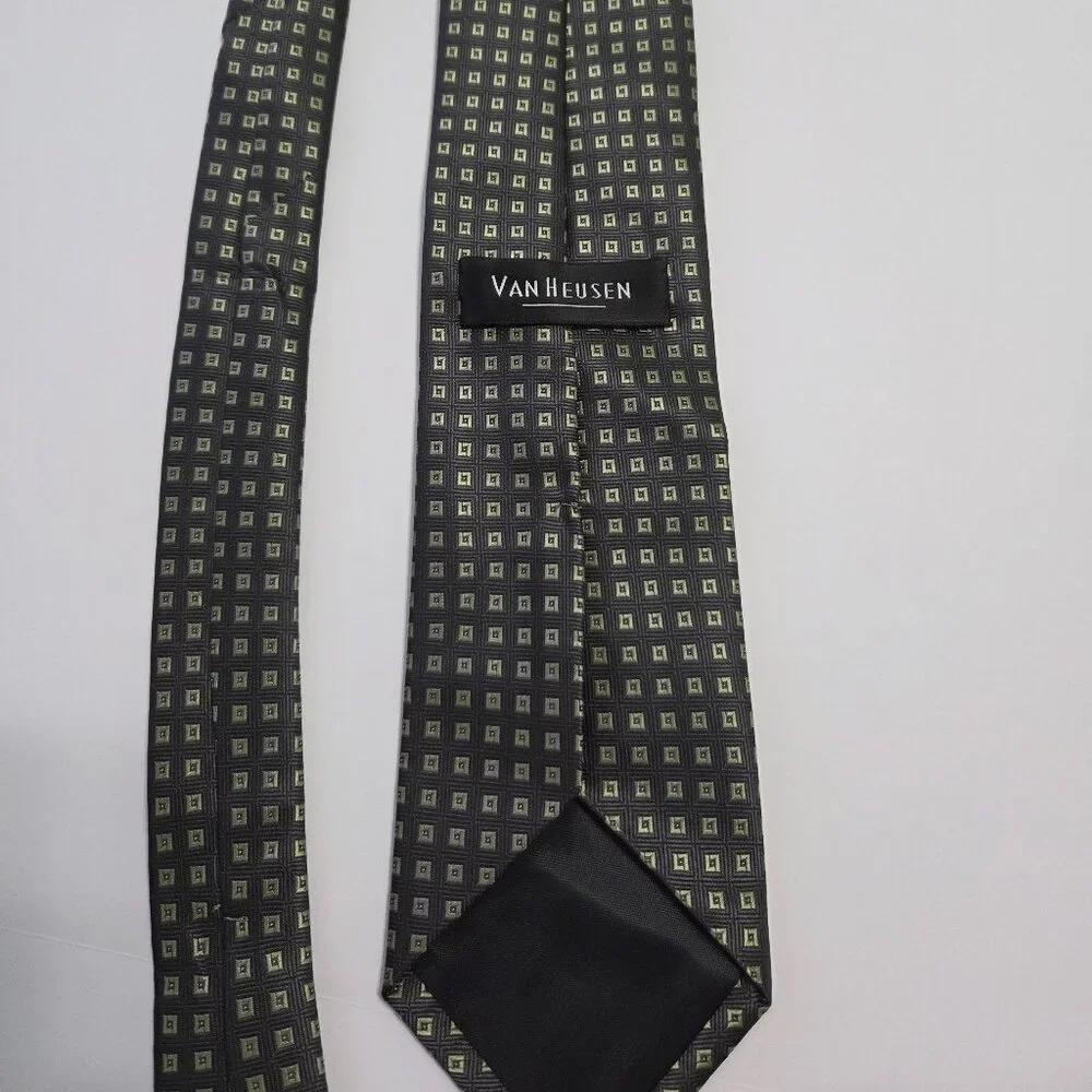 Van Heusen Men’s Geometric Pattern Tie – Black & Olive Green – Worn Once